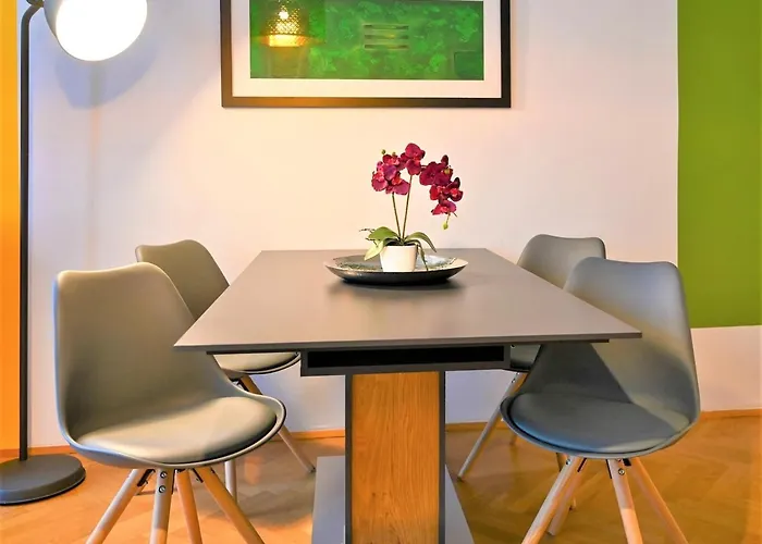 Апартаменты Apartment For 4 Near Naschmarkt, Karlskirche & U4 Metro Вена