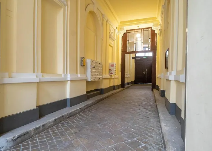 Apartment For 4 Near Naschmarkt, Karlskirche & U4 Metro Апартаменты