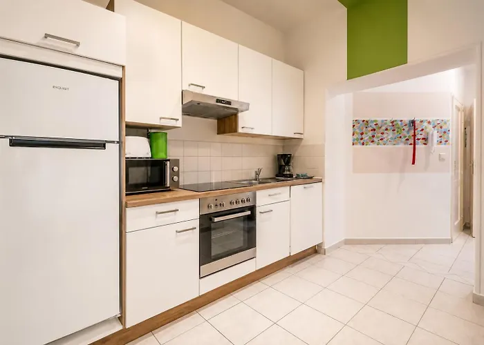 Apartment For 4 Near Naschmarkt, Karlskirche & U4 Metro Апартаменты