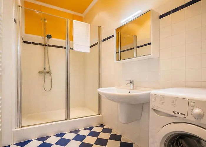 Апартаменты Apartment For 4 Near Naschmarkt, Karlskirche & U4 Metro Вена